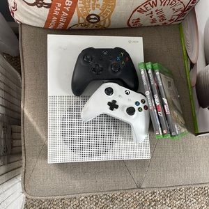 Xbox one + games + 2 controllers
